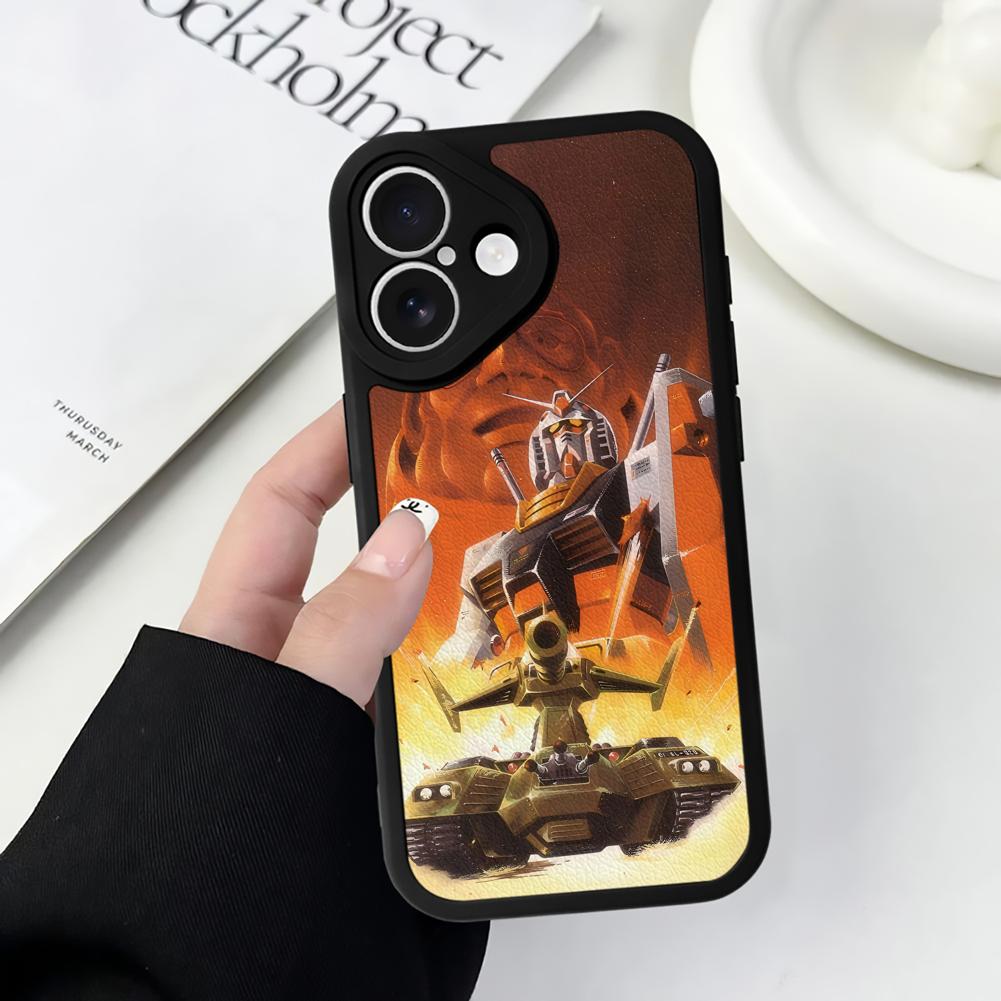 （画像用） 機動戦士ガンダム Mobile Suit Gundam 【iPhone 16シリーズ対応】シリコンスマホケース（レザー調） 材質：シリコン